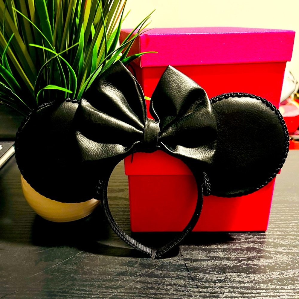 Faux Leather Minnie Mouse Ears 🖤🎀